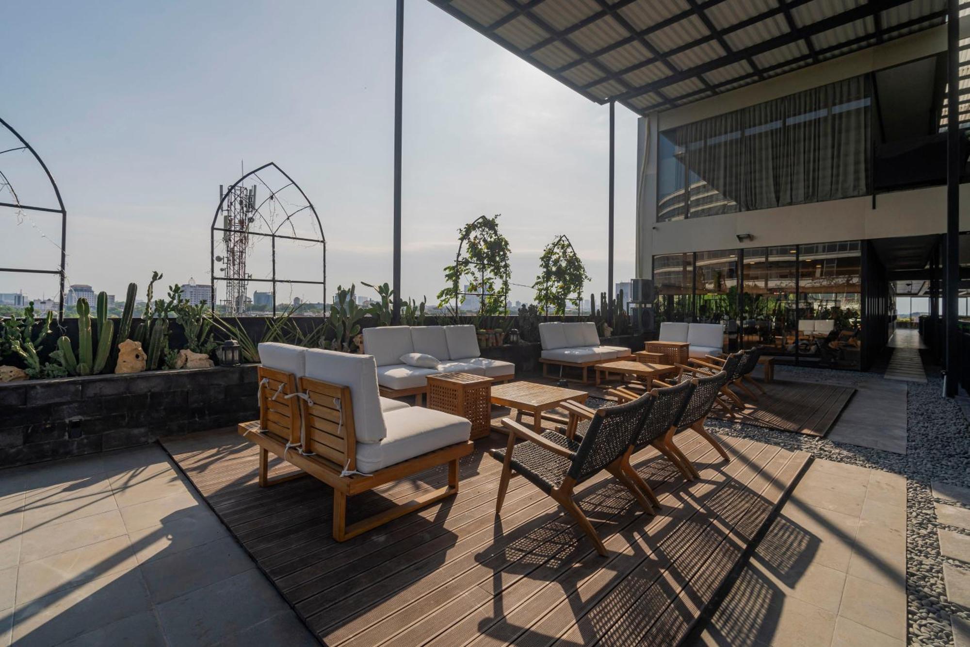 Stay.Vie Hotel Surabaya Buitenkant foto