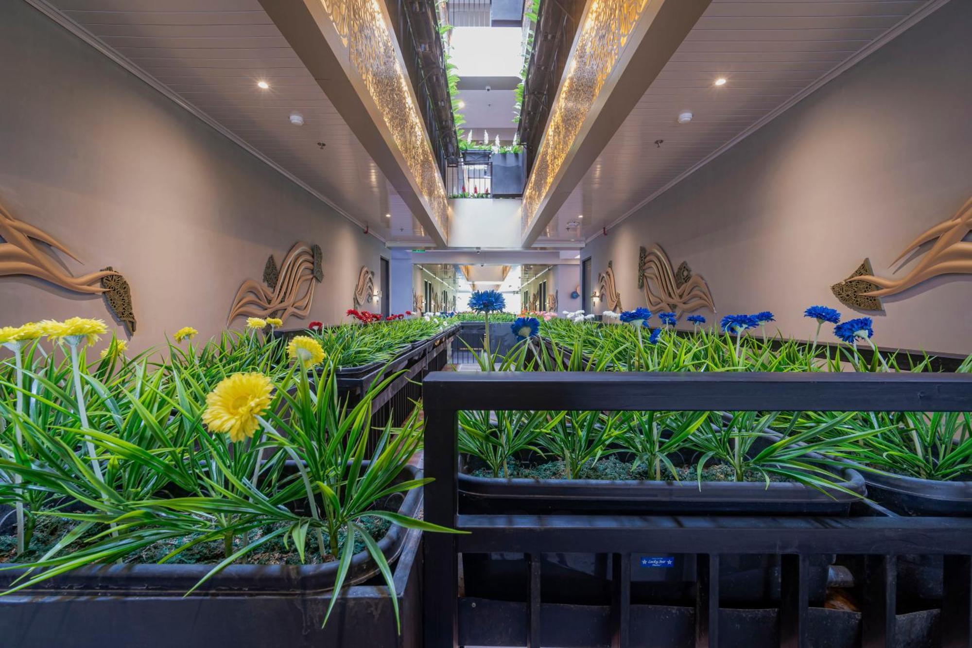 Stay.Vie Hotel Surabaya Buitenkant foto