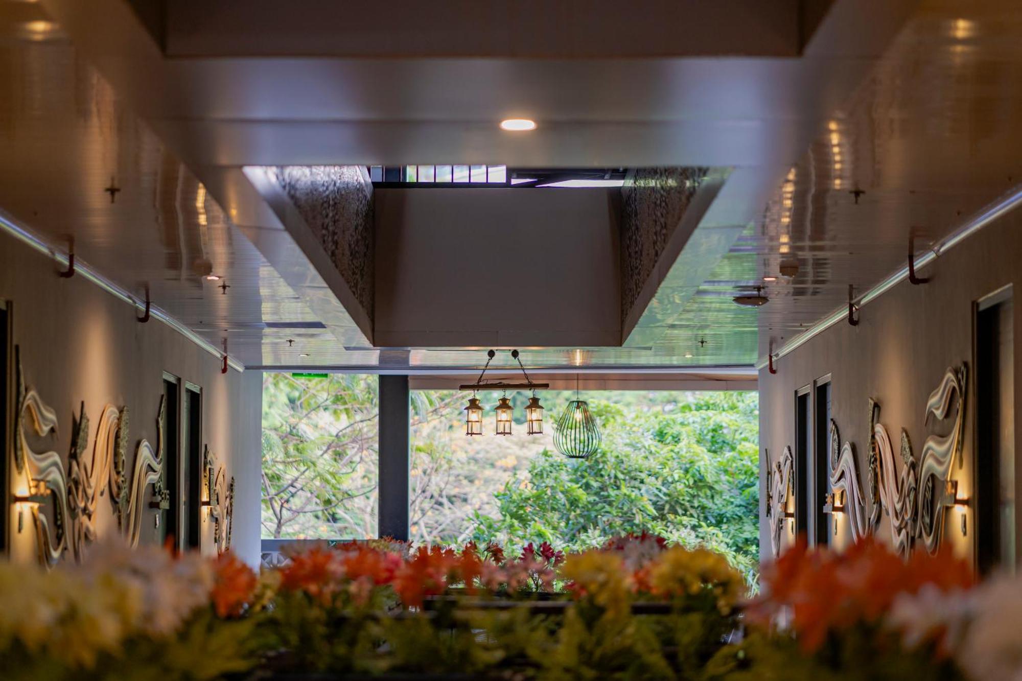 Stay.Vie Hotel Surabaya Buitenkant foto